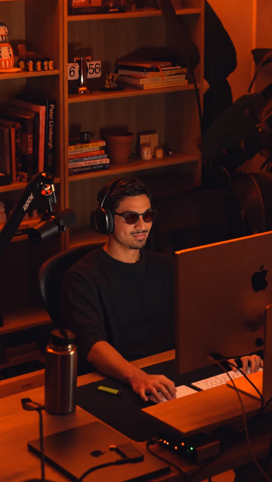Le développeur à son bureau, casque sur les oreilles, devant son ordinateur